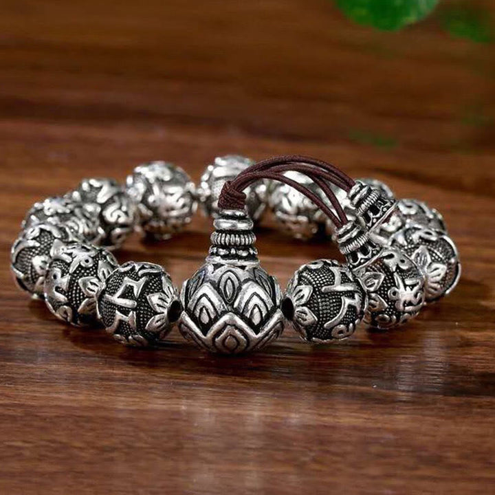 Silbernes Armband Om Mani Padme Hum mit ornamentalen Perlen Lederband