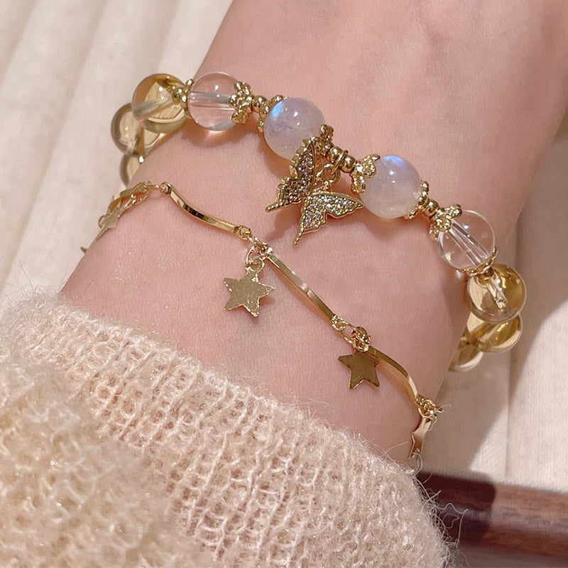 Armband Mondstein Citrin Schmetterling goldfarben am Handgelenk getragen elegant