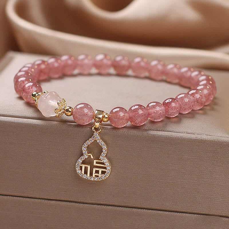 Armband Erdbeerquarz Fu-Zeichen rosa Perlen Anhänger elegant getragen