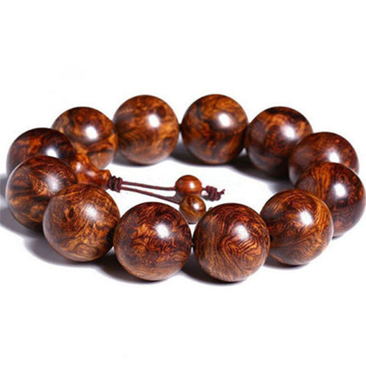 Armband Rosenholz mit großen braunen Holzperlen auf weißem Hintergrund
