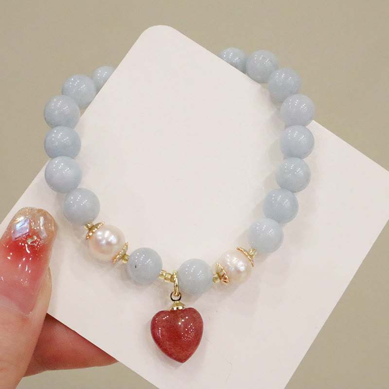 Aquamarin Armband mit Perlen und rotem Herzanhänger elegant.