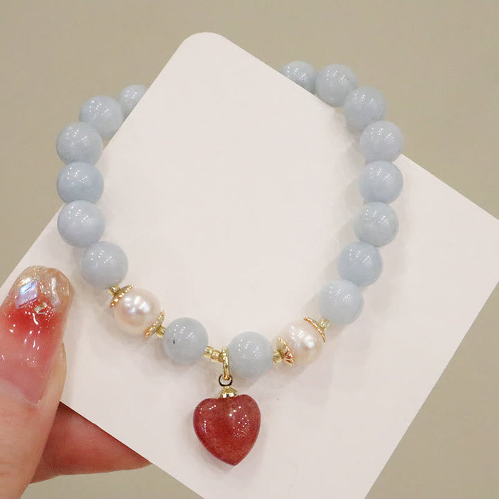 Aquamarin Armband mit Perlen und rotem Herzanhänger elegant.