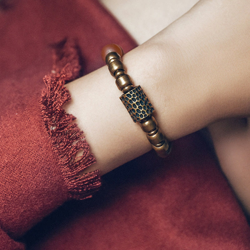 Armband Roter Achat Kupfer am Handgelenk mit strukturiertem Design getragen
