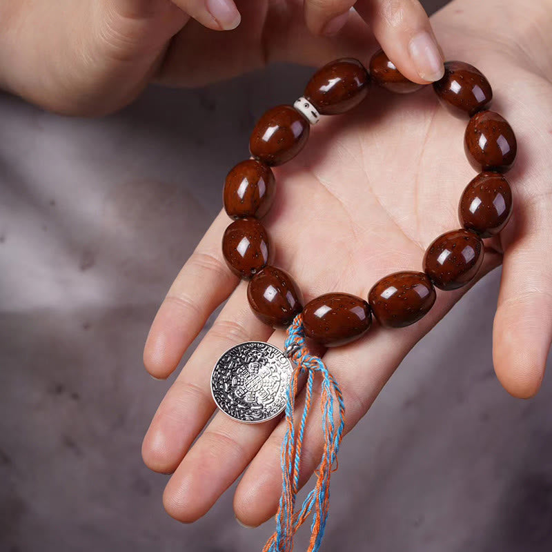 Braunes Perlenarmband Chinesisches Tierkreis – Wohlstand mit Silbermedaillon Hand.