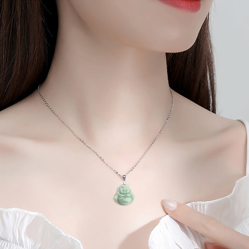 Jade Lachender Buddha Anhänger Halskette grüner Heilstein elegant getragen