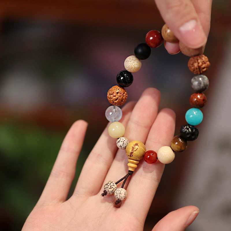 Mala Achat Bodhi Harmonie Armband am Handgelenk bunte Natursteine getragen