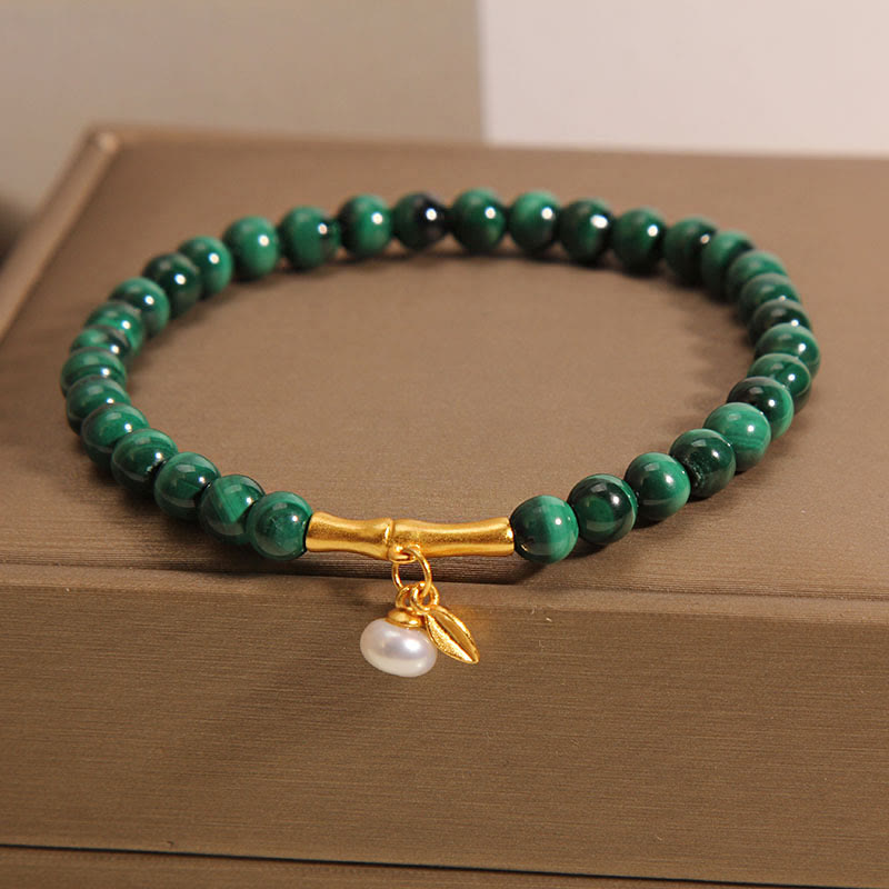Grünes Malachit Armband mit Perle und Bambus Glücksbringer.