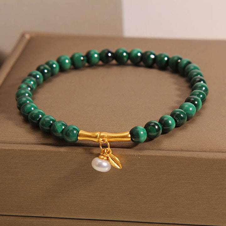 Grünes Malachit Armband mit Perle und Bambus Glücksbringer.