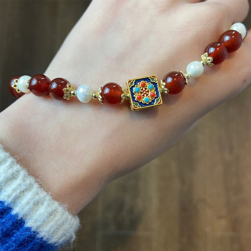 Armband Roter Achat Perle mit Emaille-Anhänger elegant getragen