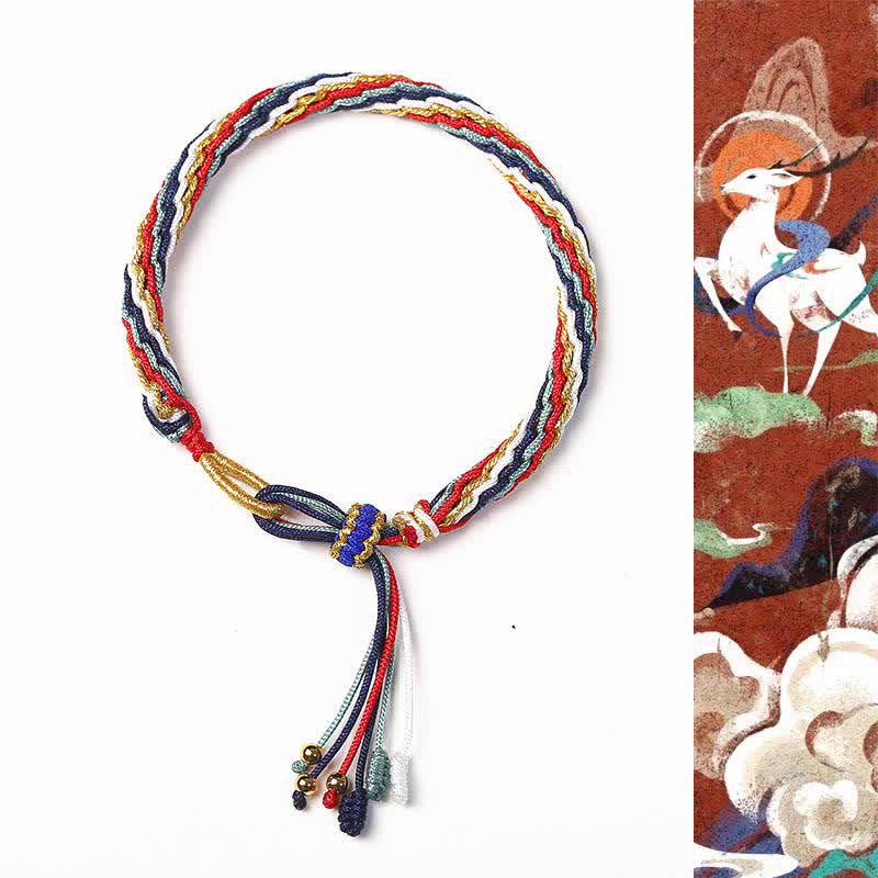 Buntes Samsara Knot Armband mit roten blauen goldenen Fäden Flachlage