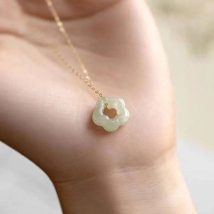 Jade Blume Kette am Hals getragen, grüner Naturstein Anhänger