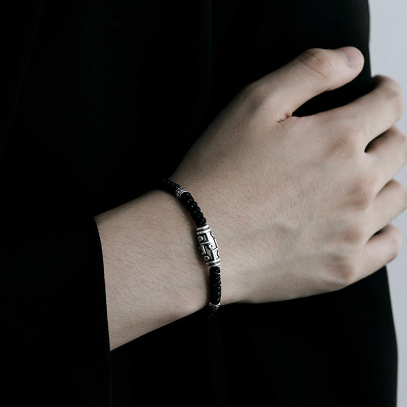 Schwarzes Obsidian Armband 925 Silber eleganter Naturstein Handgelenk getragen