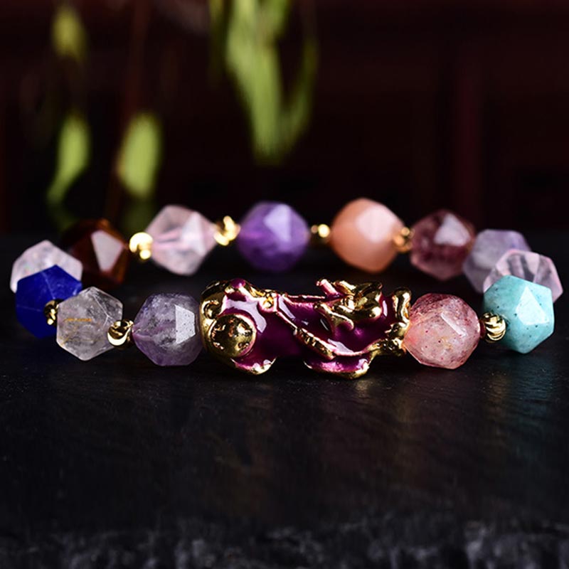 Armband Amethyst Pixiu mit bunten Natursteinen und Glücksbringer.