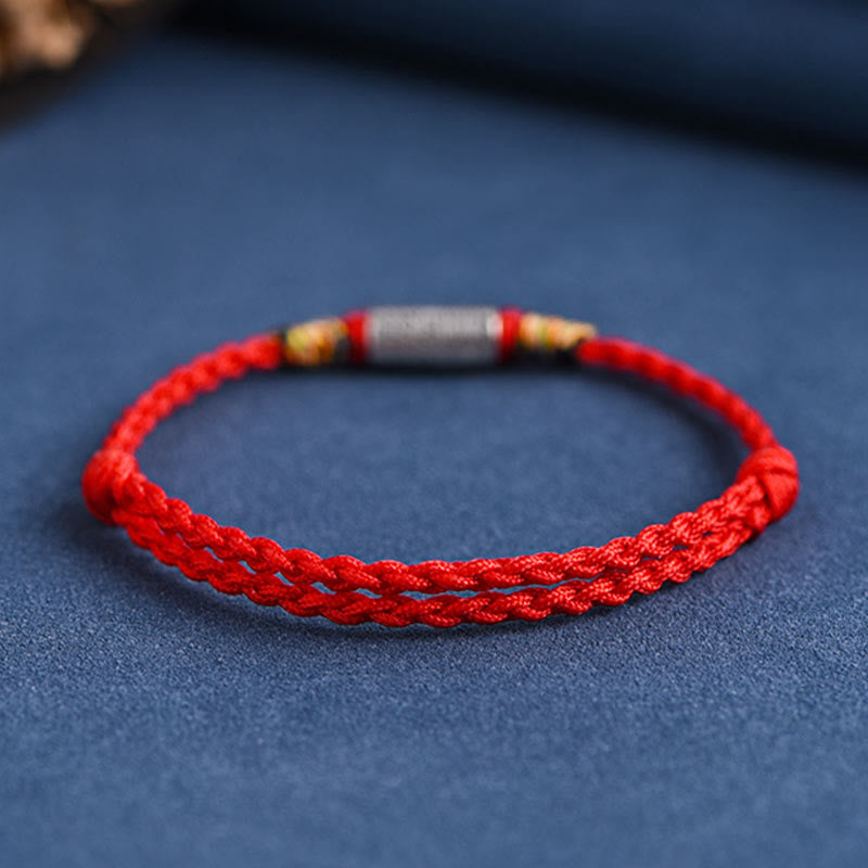Rotes Armband Schutz Stärke geflochtenes Design auf blauem Hintergrund