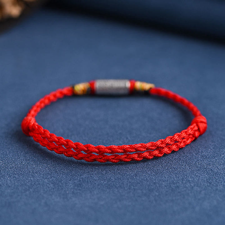 Rotes Armband Schutz Stärke geflochtenes Design auf blauem Hintergrund