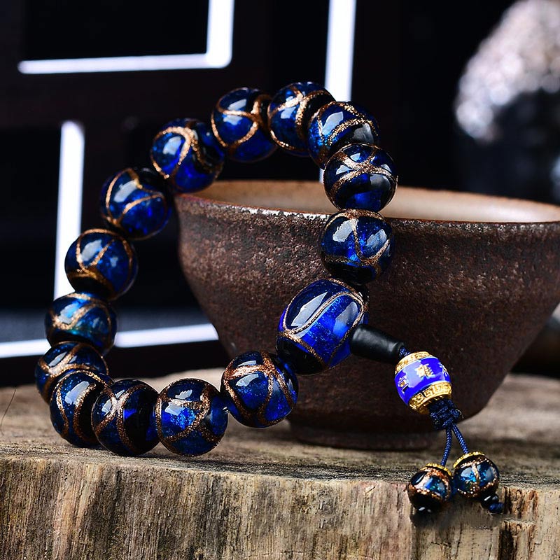 Blaues Achat Armband mit Drachen Design elegant präsentiert Naturstein