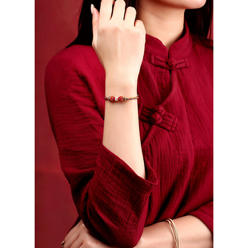Armband Geflochtenes Rotes Schnur Karma am Handgelenk getragen eleganter Look