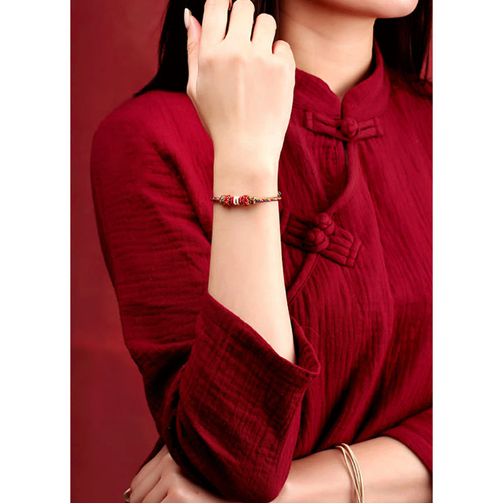 Armband Geflochtenes Rotes Schnur Karma am Handgelenk getragen eleganter Look