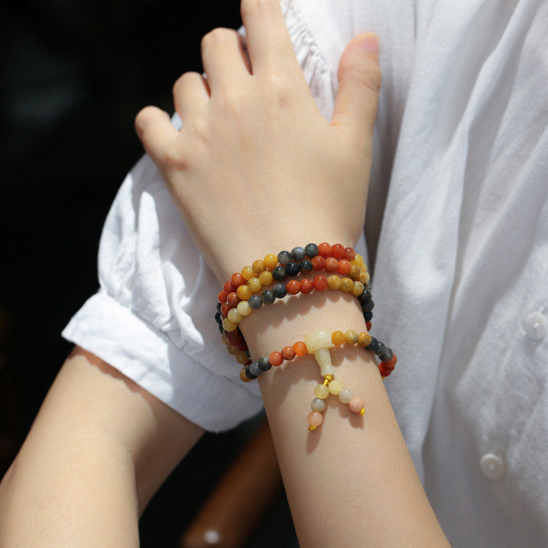 Mala 108 Perlen Roter Achat Armband am Handgelenk getragen Naturstein