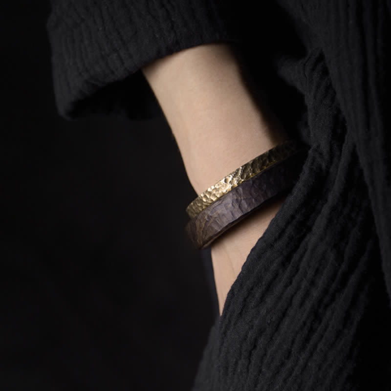 Armband Kupfer – Wohlstand am Handgelenk getragen elegantes Accessoire schwarze Kleidung