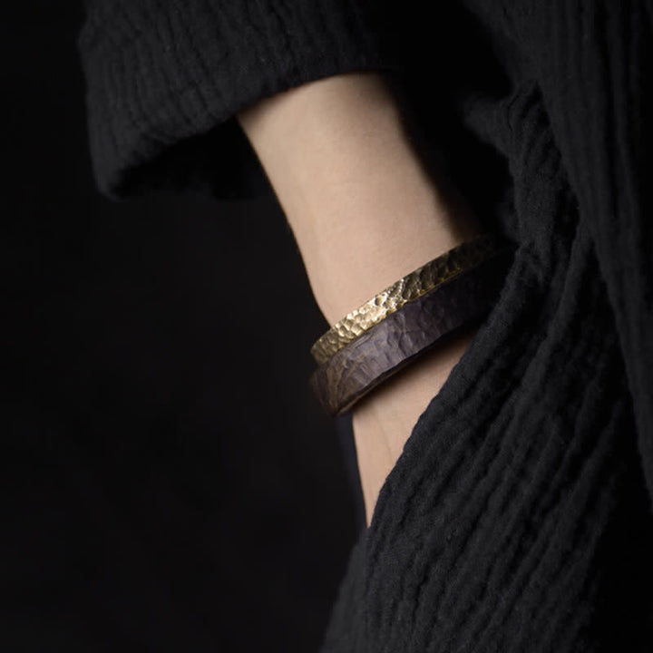 Armband Kupfer – Wohlstand am Handgelenk getragen elegantes Accessoire schwarze Kleidung