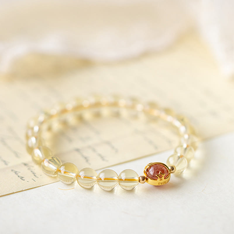 Armband Erdbeerquarz Stern – Schutz mit goldenen Perlen elegant getragen