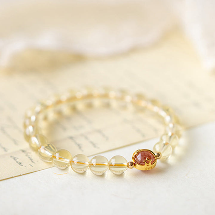 Armband Erdbeerquarz Stern – Schutz mit goldenen Perlen elegant getragen