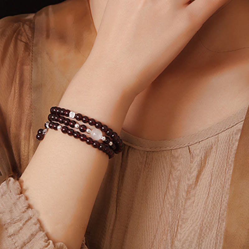 Granat Armband mehrreihig am Handgelenk mit braunen Perlen eleganz getragen