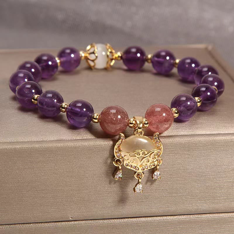 Armband Erdbeerquarz Amethyst Katze lila Perlen goldene Verzierung elegant