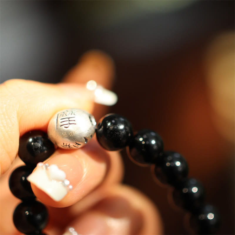 Armband 925 Silber Schwarzer Onyx am Handgelenk mit Schutzstein getragen