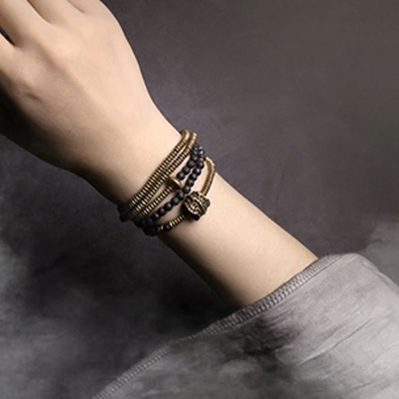 Armband Kupfer – Heilung am Handgelenk mit schwarzen Perlen getragen