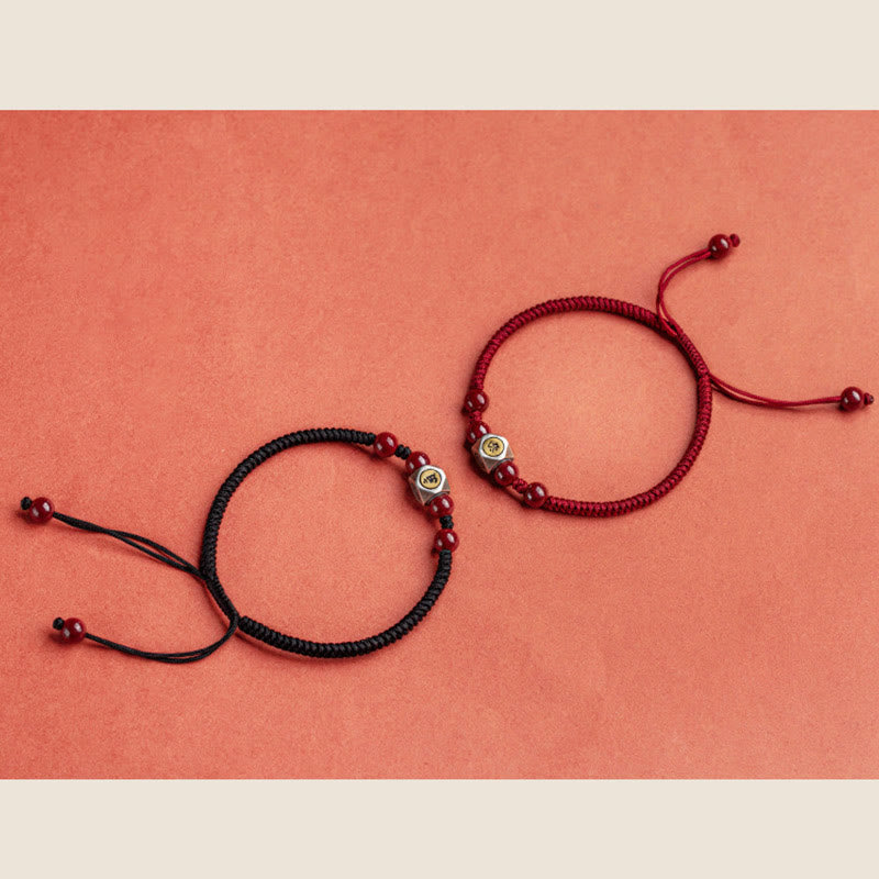 Zwei Armbänder mit Zinnober Perlen und Silber Tierkreis Charms elastisch.
