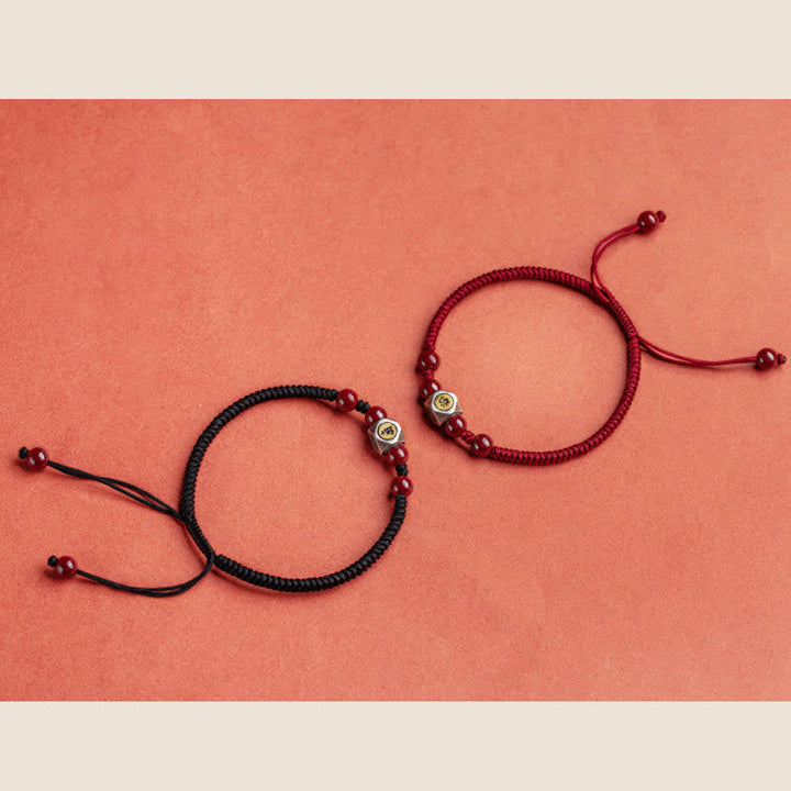 Zwei Armbänder mit Zinnober Perlen und Silber Tierkreis Charms elastisch.