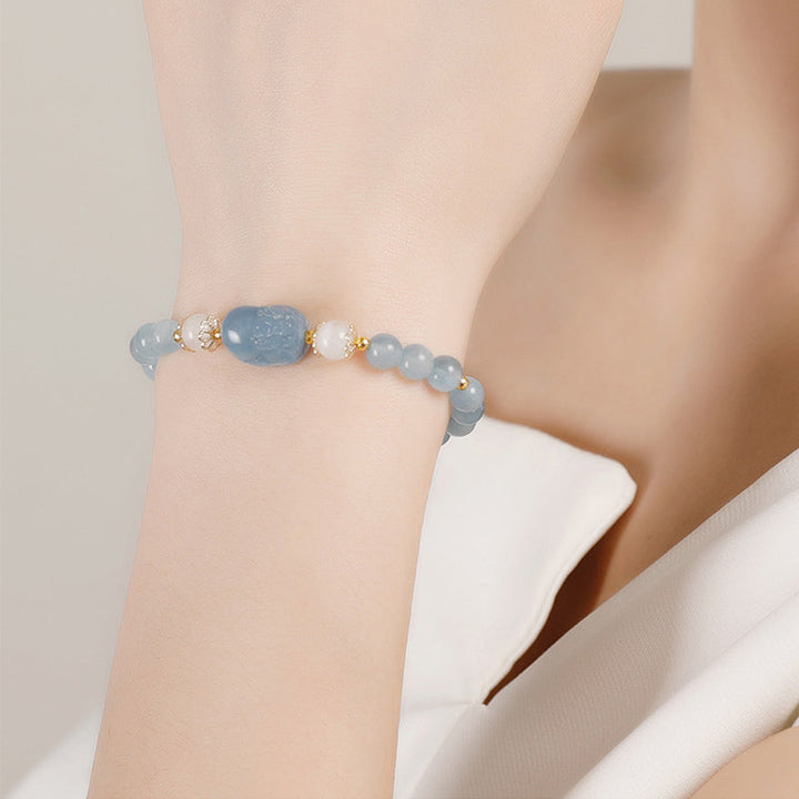 Aquamarin Armband mit Pixiu Charm am Handgelenk getragen elegant