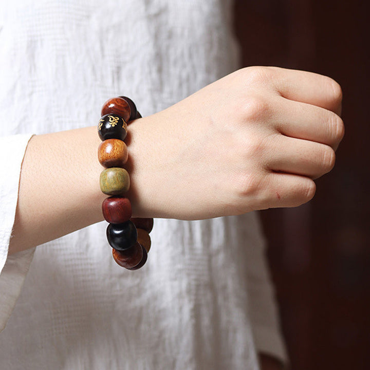 Armband Om Mani Padme Hum Tibet verschiedenfarbige Holzperlen Handgelenk getragen