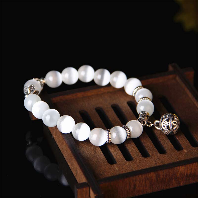 Weißes Perlmutter Armband mit silbernen Perlen Verschluss Schmuck
