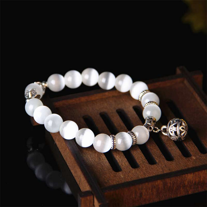 Weißes Perlmutter Armband mit silbernen Perlen Verschluss Schmuck