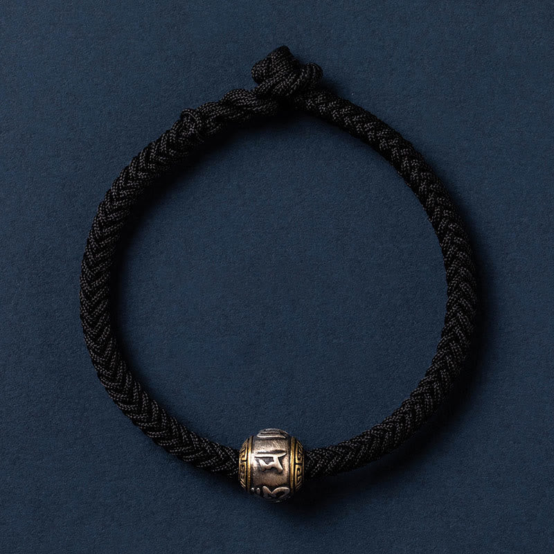 Schwarzes geflochtenes Armband mit silbernem Om Mani Padme Hum Anhänger.