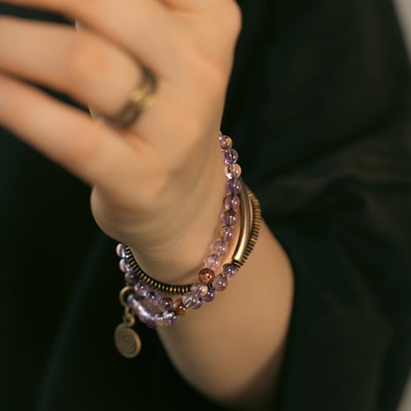 Armband Kupfer – Liebe mit violetten Perlen am Handgelenk getragen