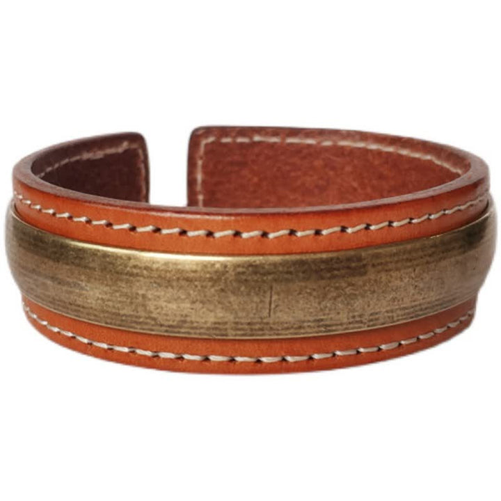 Kupfer Armband mit Lederstreifen und Nähten getragen.