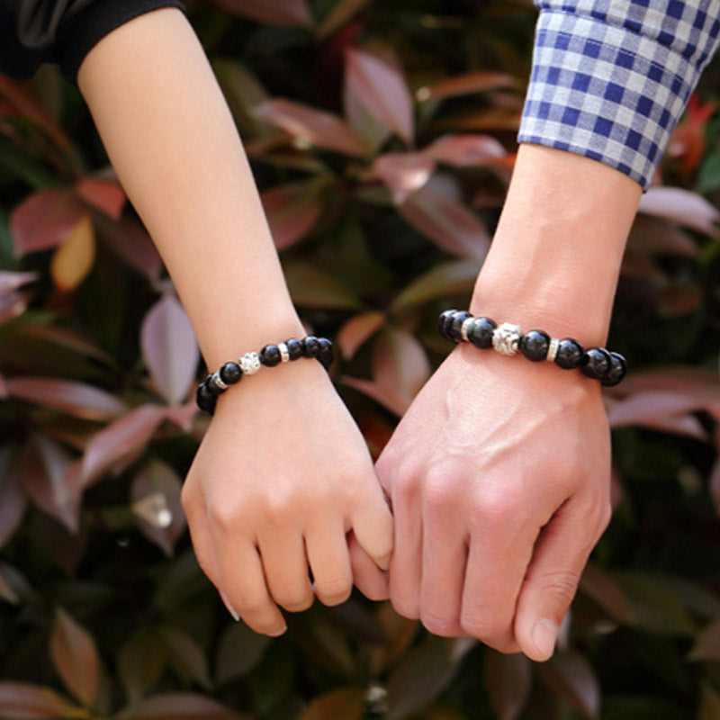 Obsidian Pixiu Armband Segen schwarzer Naturstein elastisch Handgelenk getragen.