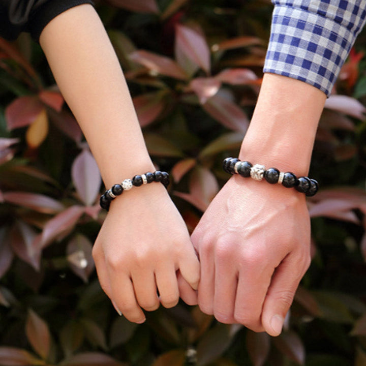 Obsidian Pixiu Armband Segen schwarzer Naturstein elastisch Handgelenk getragen.