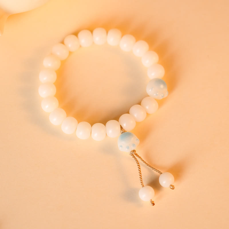Weißes Bodhi-Perlen Armband mit Mondstein Anhänger elegant getragen