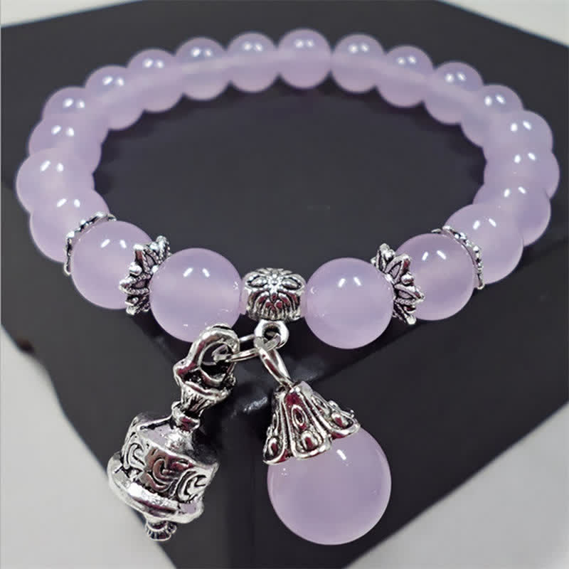 Lavendel Kristall Armband mit silbernen Charms elegant getragen