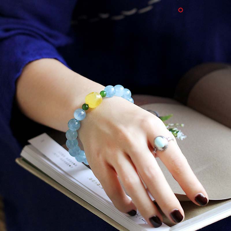 Armband Aquamarin – Heilung & Energie, Perlenarmband Handgelenk getragen