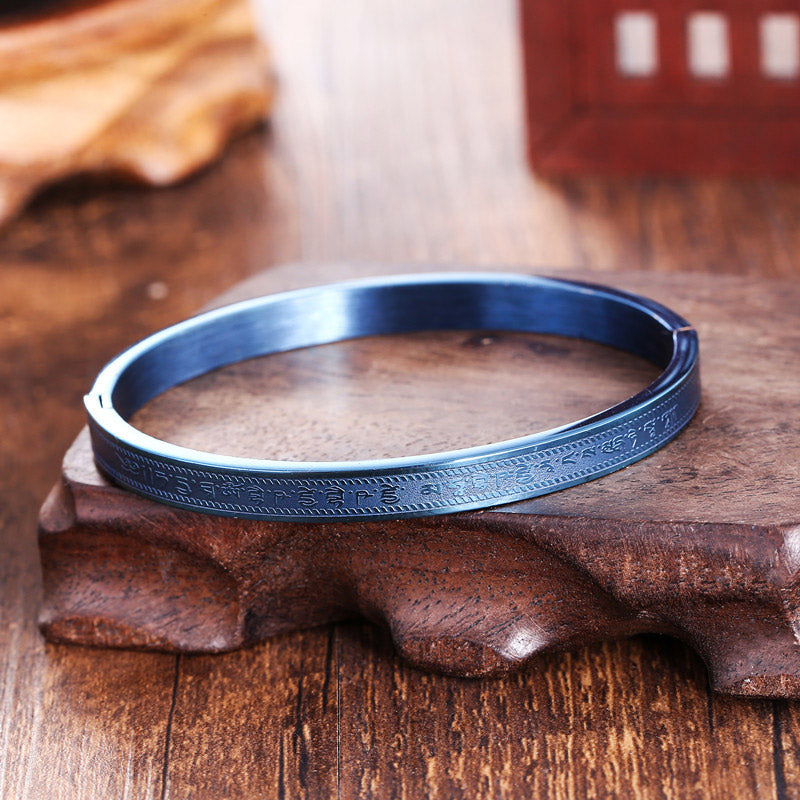 Titanstahl Armband mit Gravur auf Holzoberfläche elegant präsentiert