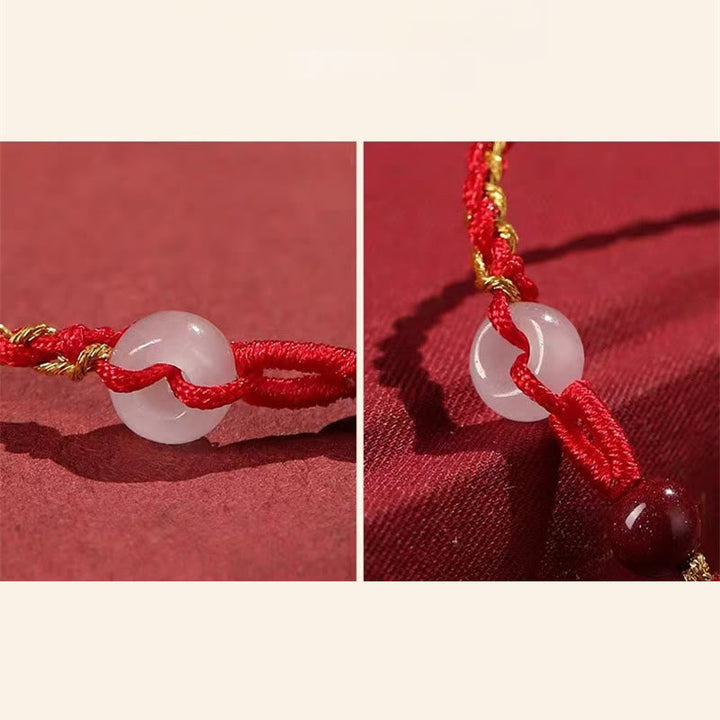 Armband Zinnober Jade – Frieden & Segen rotes Seidenband weißer Stein