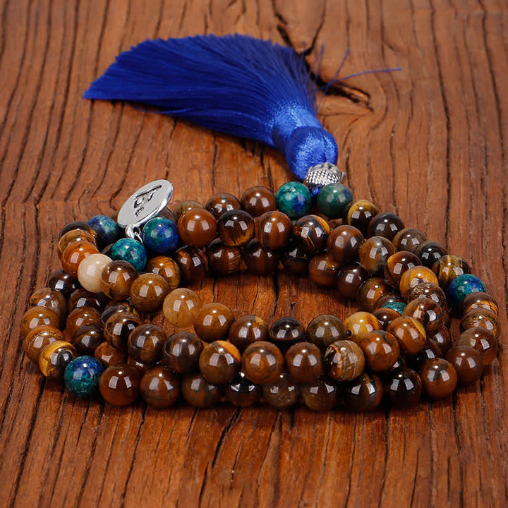 Mala 108 Perlen Tigerauge – Stärke Armband braun blau Holzuntergrund