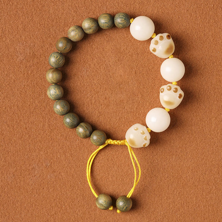 Armband Sandelholz Bodhi Katze grüne Perlen weiße Perlen gelb.
