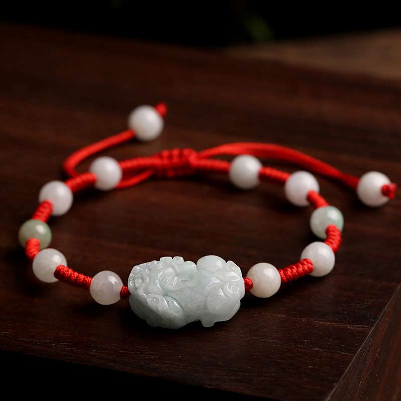 Jade Pixiu Armband mit roten Schnüren und weißen Perlen Glück.